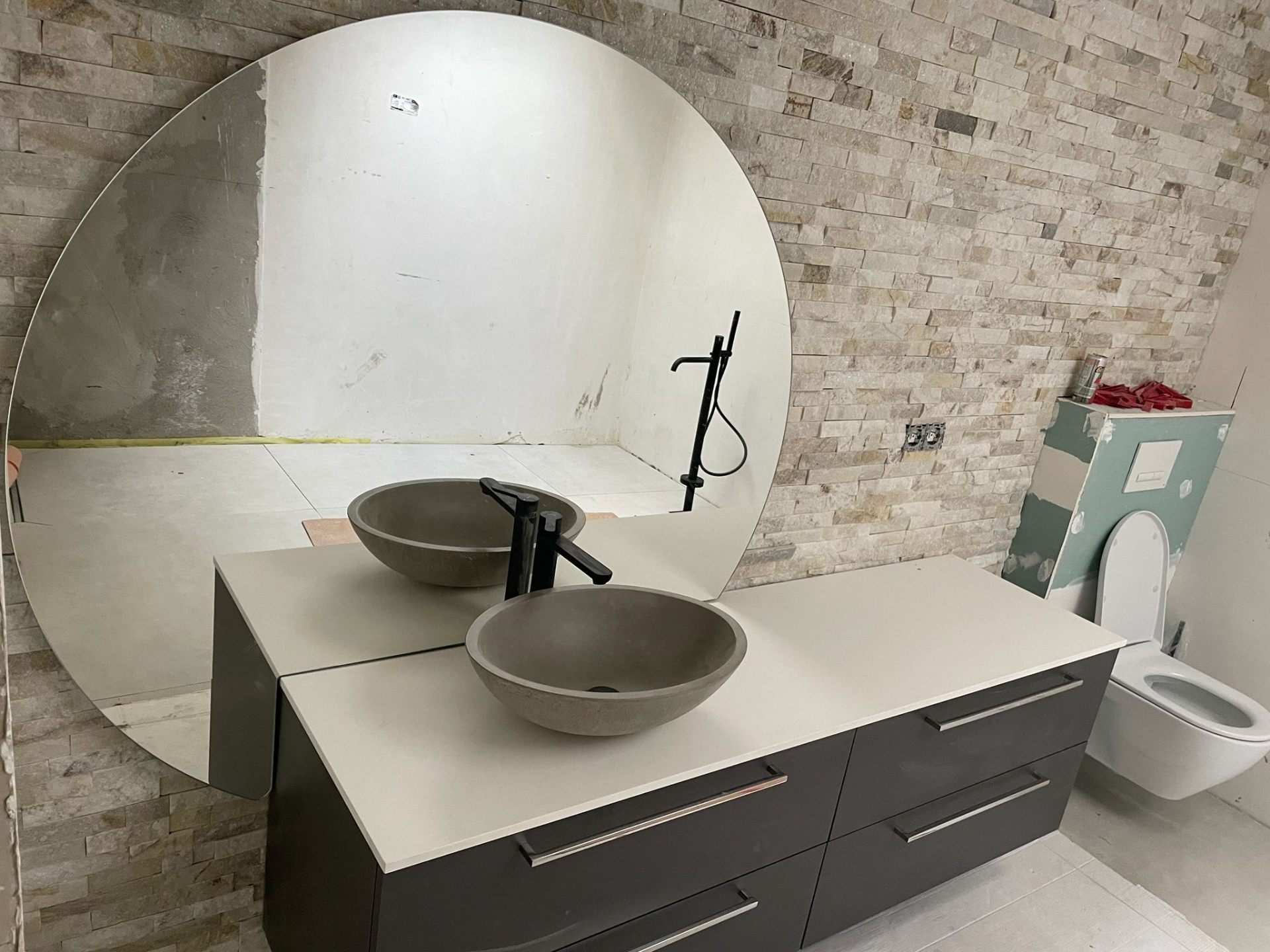Betonnen vessel-lavabo's & XL ronde spiegel — Regio Antwerpen