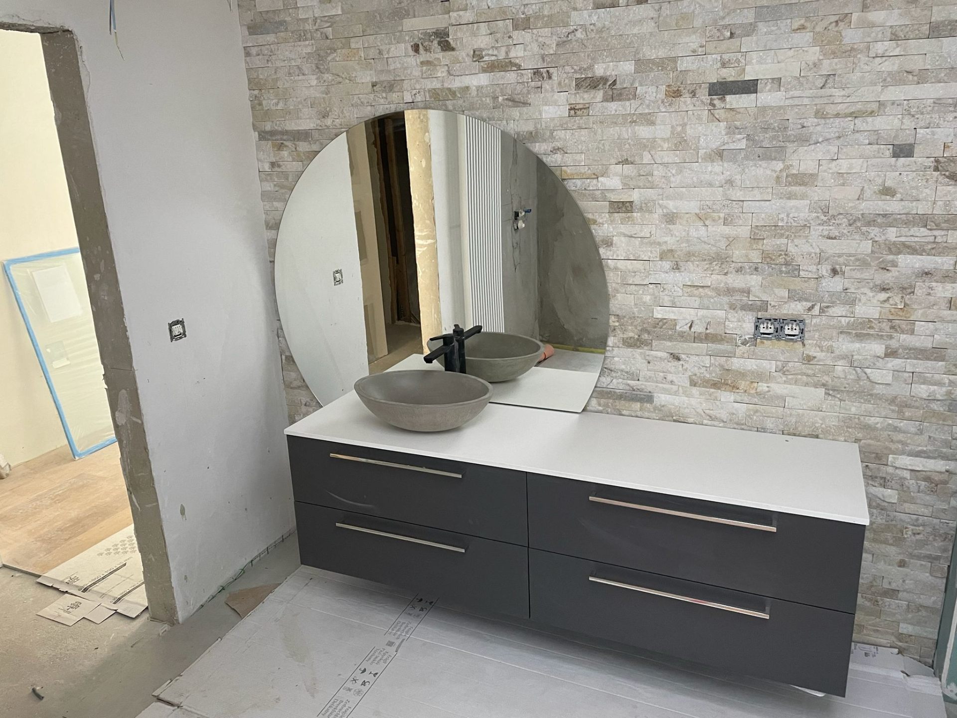 Natuursteen & ronde spiegel — Brasschaat