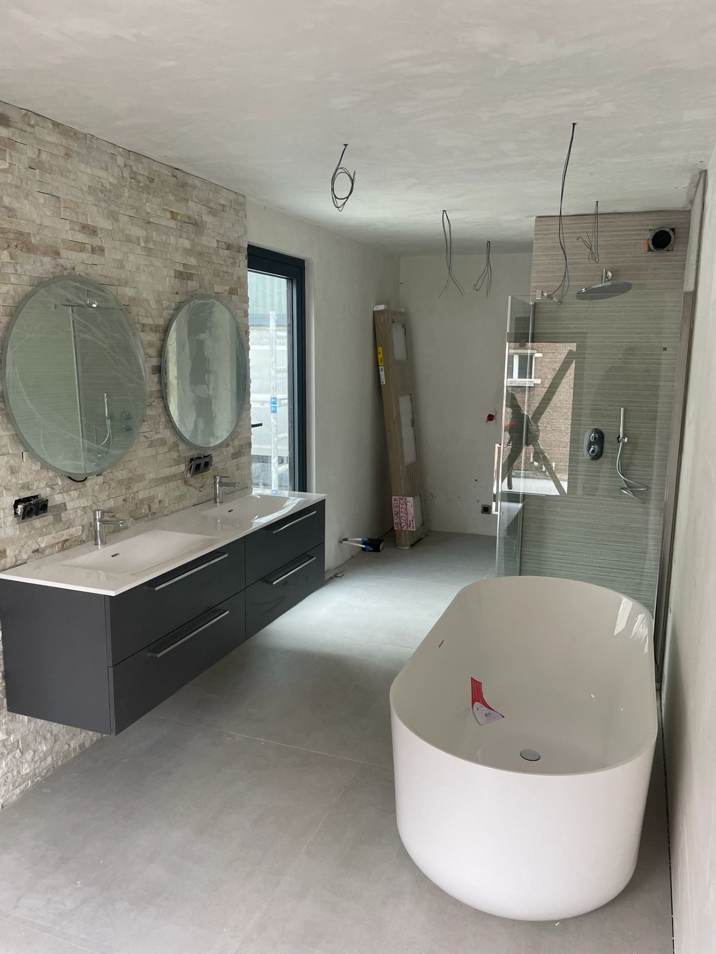 Complete badkamerrenovatie — natuursteen, vrijstaand bad & inloopdouche — Regio Antwerpen