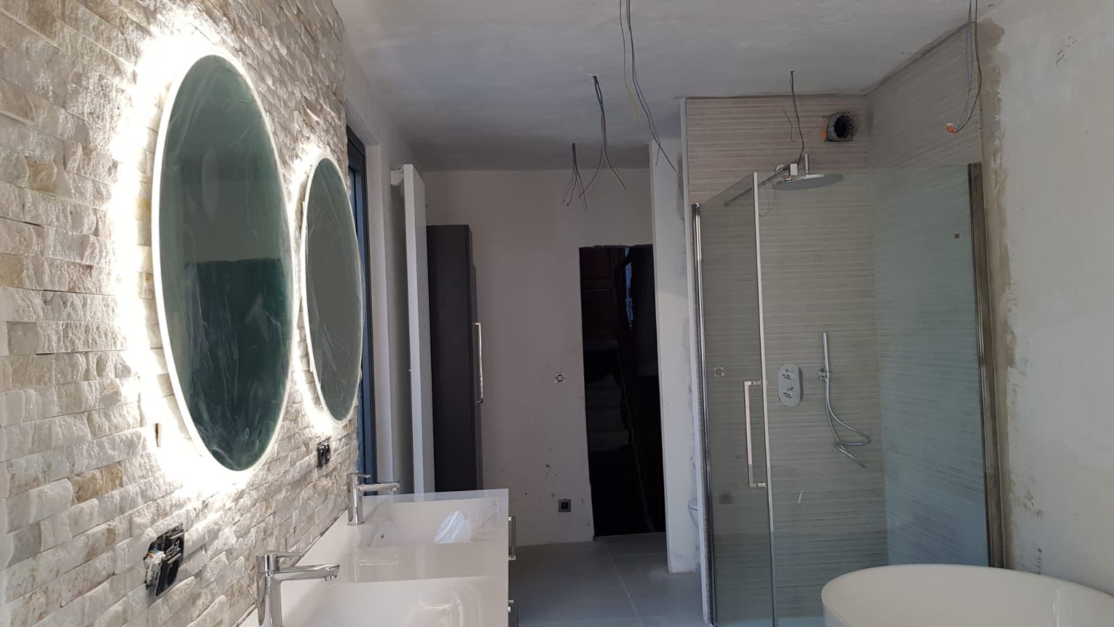 Natuursteen wand met dubbele backlit spiegel — Regio Antwerpen